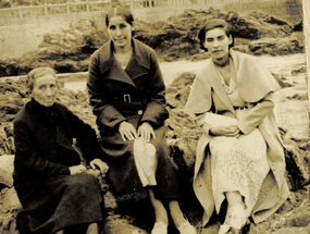 Tres mujeres en la terraza de Cartagena