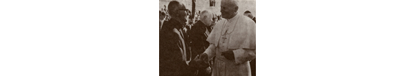 Sacerdote junto al Papa Juan Pablo II
