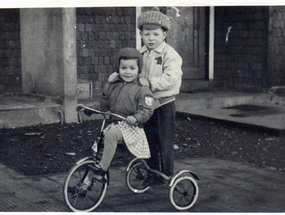 Hermanos Claudio y Rina en triciclo