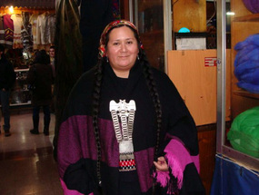 Vestimenta mapuche para atender el local