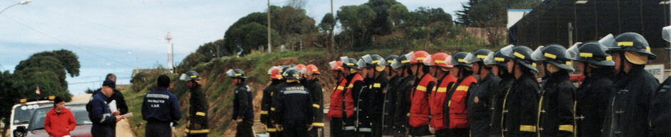 Formación bomberil frente al cuartel