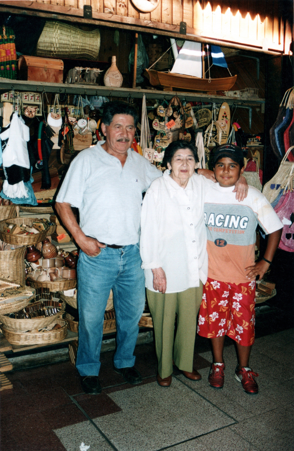 Juventino y su madre fuera del puesto La Ruca