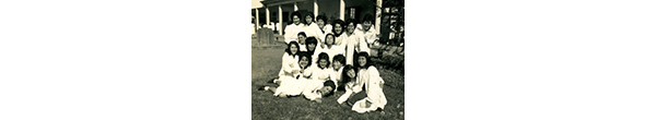 Alumnas en el jardín del colegio