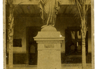 Estatua en la entrada del Hospital de Ancud
