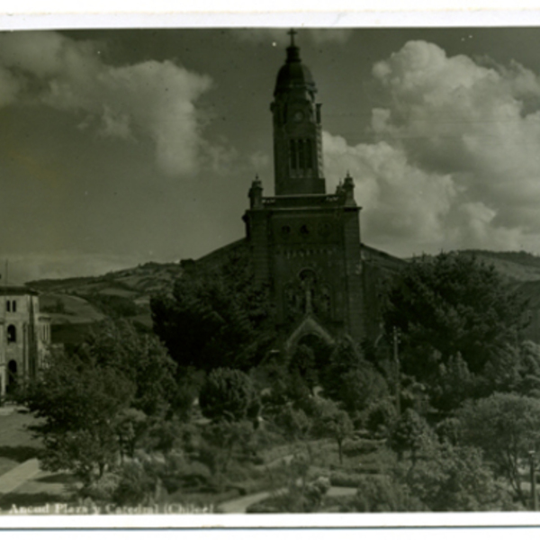 Plaza y catedral de Ancud