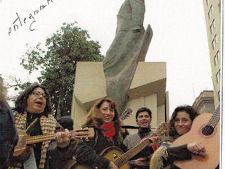 Cantores urbanos se manifiestan en La Moneda