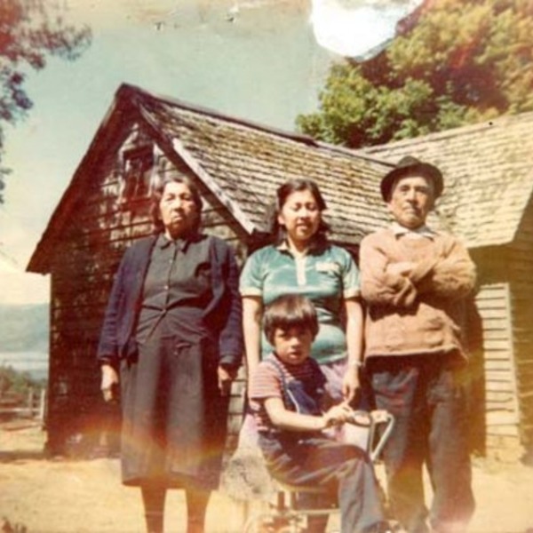 Ida Melania Panguilef junto a sus abuelos