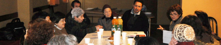 Vecinos de las poblaciones Yungay y Joo Goulart en el taller de Memorias del Siglo XX