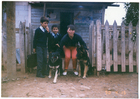 Judith Zagua con sus hijos en su almacén ubicado en la calle Los Loros. Donación de Luis Humberto Cádiz.