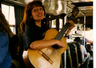 María Soledad Díaz Calderón presenta su música a los pasajeros de las antiguas "micros amarillas" de Santiago. Década de 1990. Donada por María Soledad Díaz Calderón.