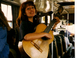 María Soledad Díaz Calderón presenta su música a los pasajeros de las antiguas "micros amarillas" de Santiago. Década de 1990. Donada por María Soledad Díaz Calderón.