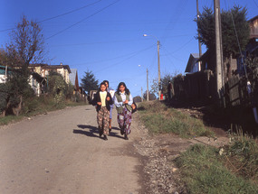 Niñas caminan por la población Lolquellén