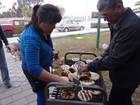 Preparación de churrascas para el encuentro comunitario. 17 de mayo de 2014.