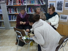 Vecinas comparten churrascas durante el encuentro comunitario. 17 de mayo de 2014.