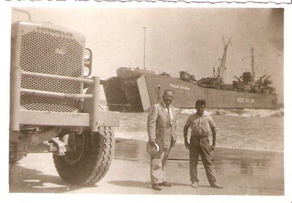 Desembarco de maquinaria en la playa Socos