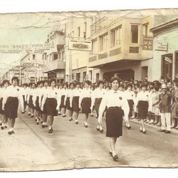 Desfile de alumnas de la Escuela Vocacional