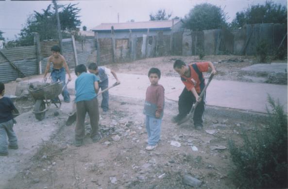 Niños en una construcción