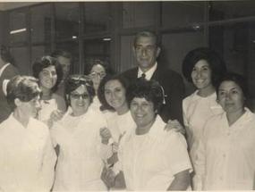 Eduardo Frei Montalva junto a enfermeras
