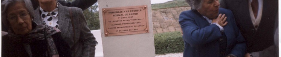 Placa recordatoria 50 años de egresadas Escuela Normal de Ancud