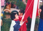 Joaquín izando la bandera