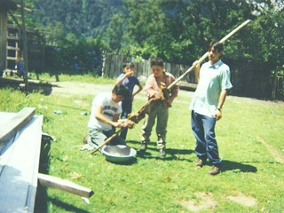 Preparación de un asado de cordero al palo