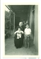Abuela y nietos en Quilitapia