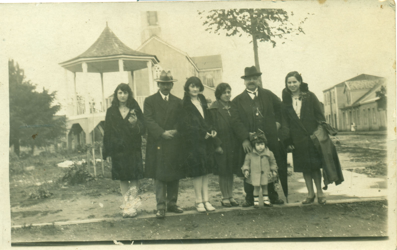Familia Domínguez en la plaza de Maullín