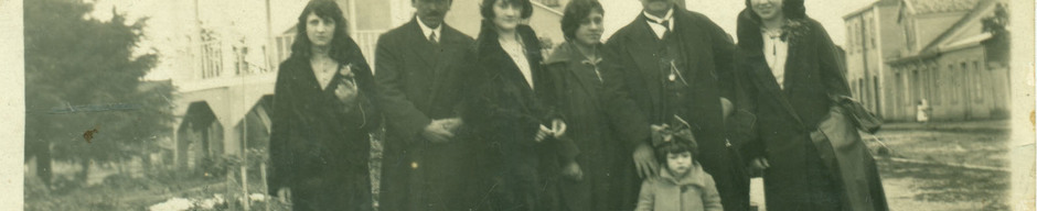 Familia Domínguez en la plaza de Maullín