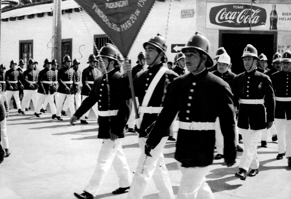 Desfile bomberos de la Primera Compañía de Puchuncaví Desfile bomberos de la Primera Compañía de Puchuncaví