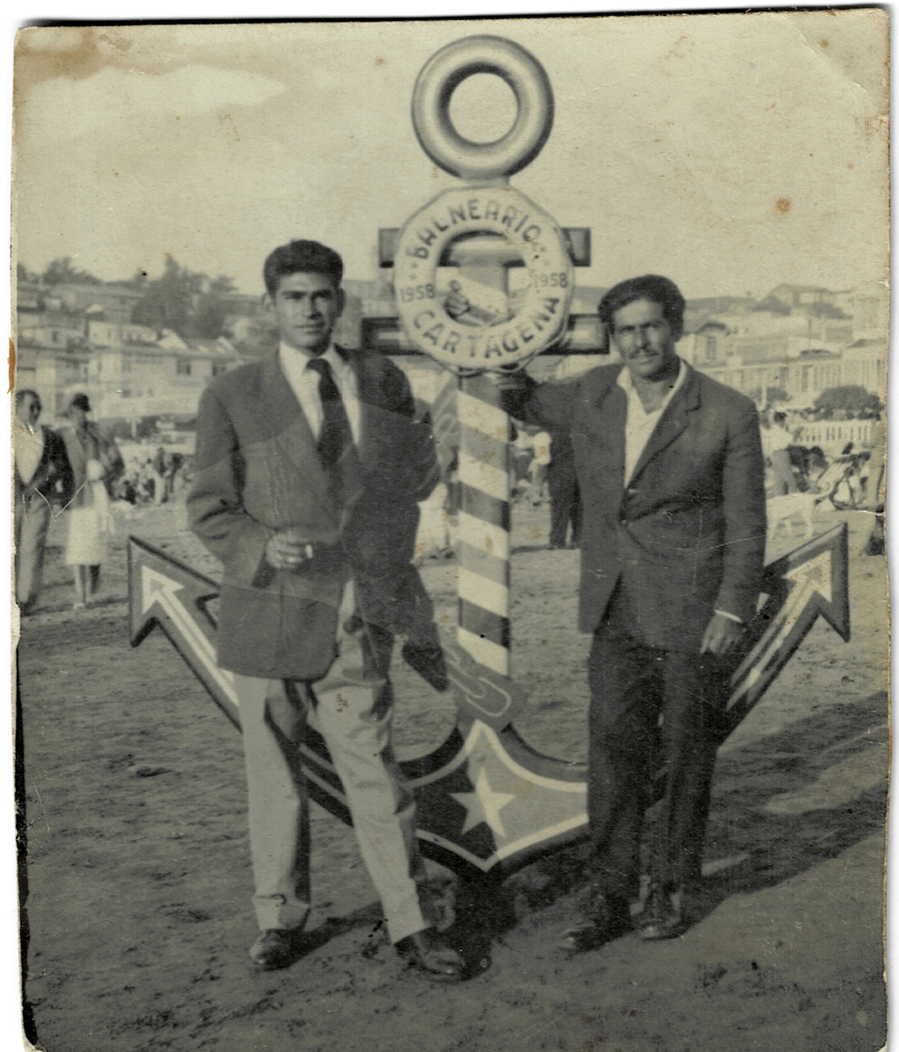 Junto al ancla en Playa Chica Junto al ancla en Playa Chica