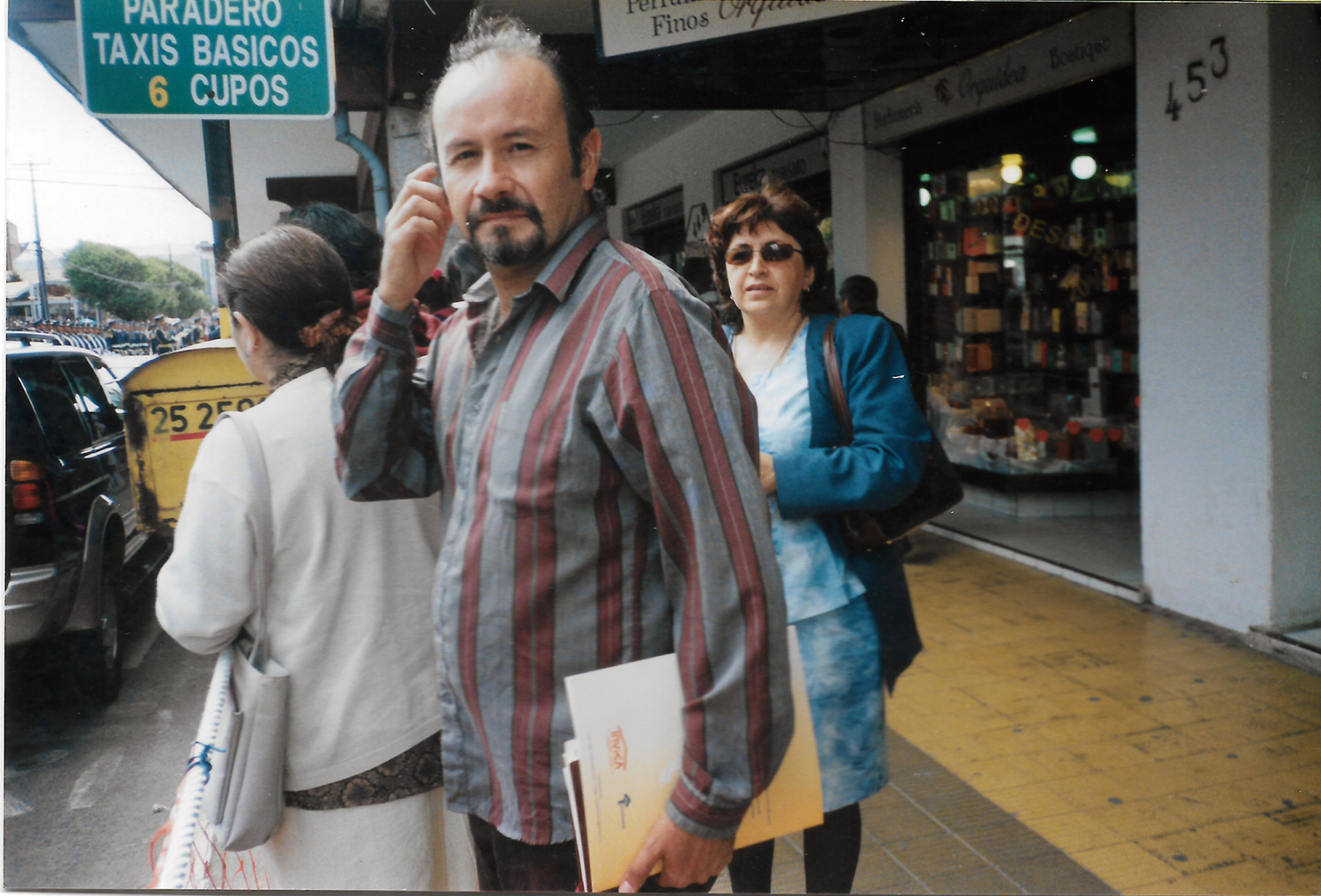 Lautaro Voltaire y su hermana Millaray en el terminal de buses Lautaro Voltaire y su hermana Millaray en el terminal de buses