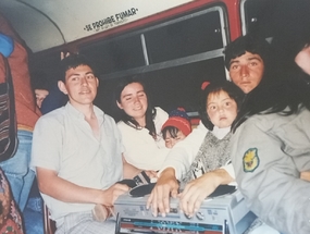 En una micro antigua