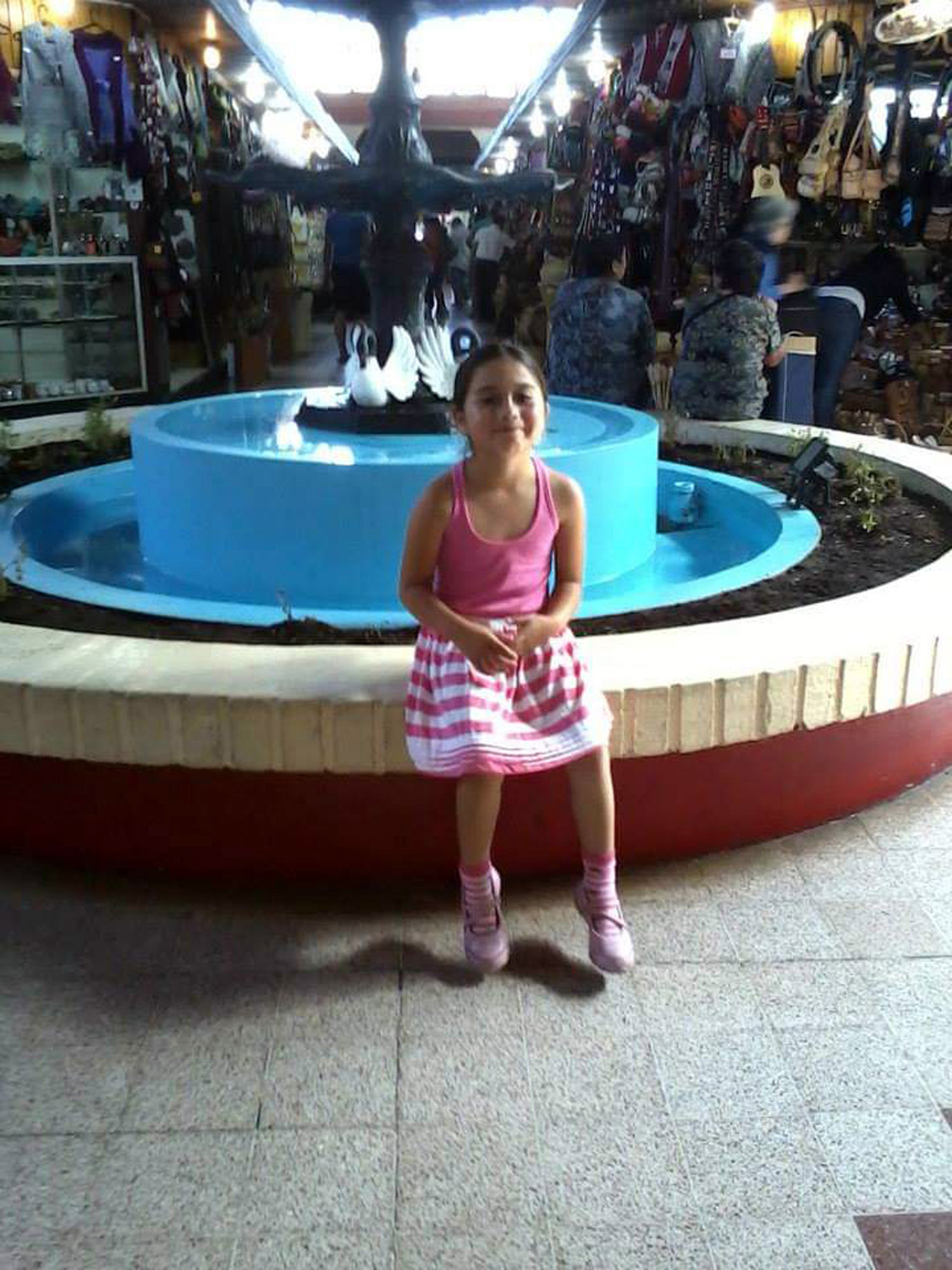 Mi nieta en la emblemática pileta del mercado Mi nieta en la emblemática pileta del mercado