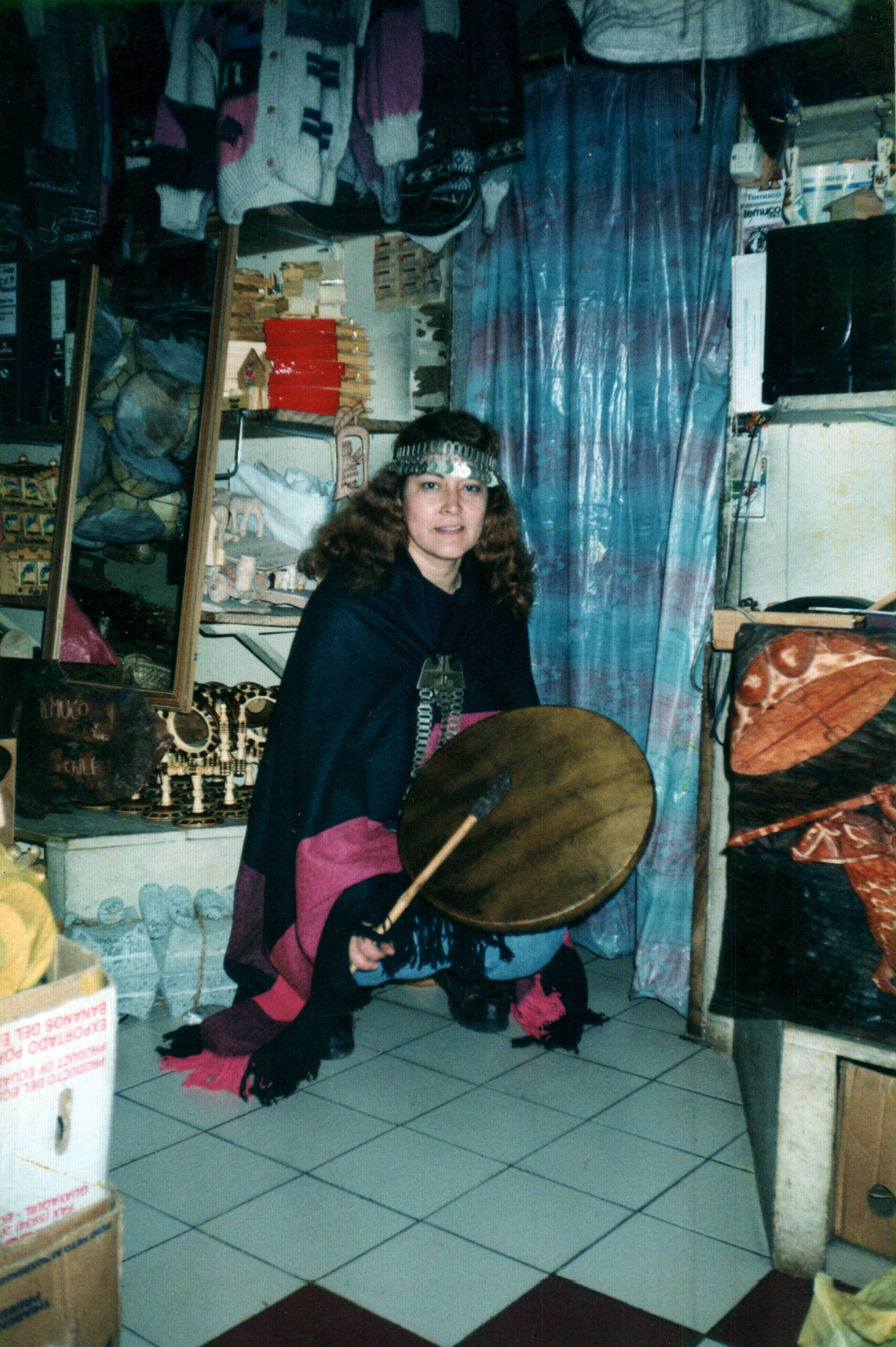 Con vestimenta mapuche en el mercado Con vestimenta mapuche en el mercado