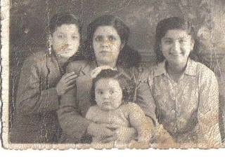 Ester Faunes Vargas junto a sus hijos