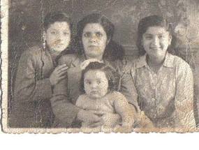 Ester Faunes Vargas junto a sus hijos