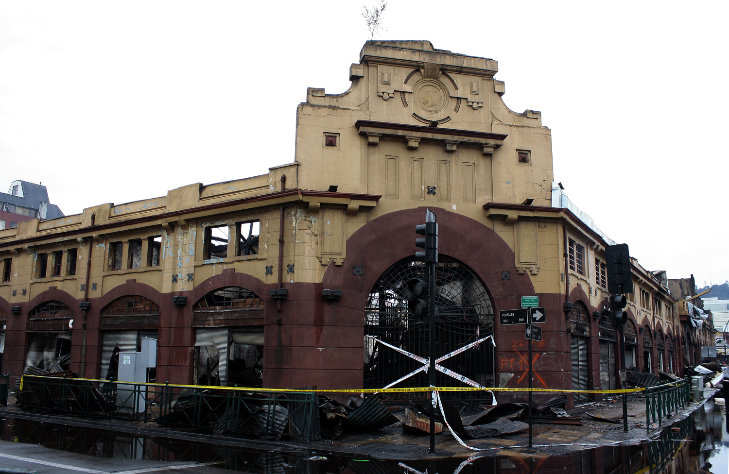 Frontis del Mercado Modelo tras el incendio Frontis del Mercado Modelo tras el incendio