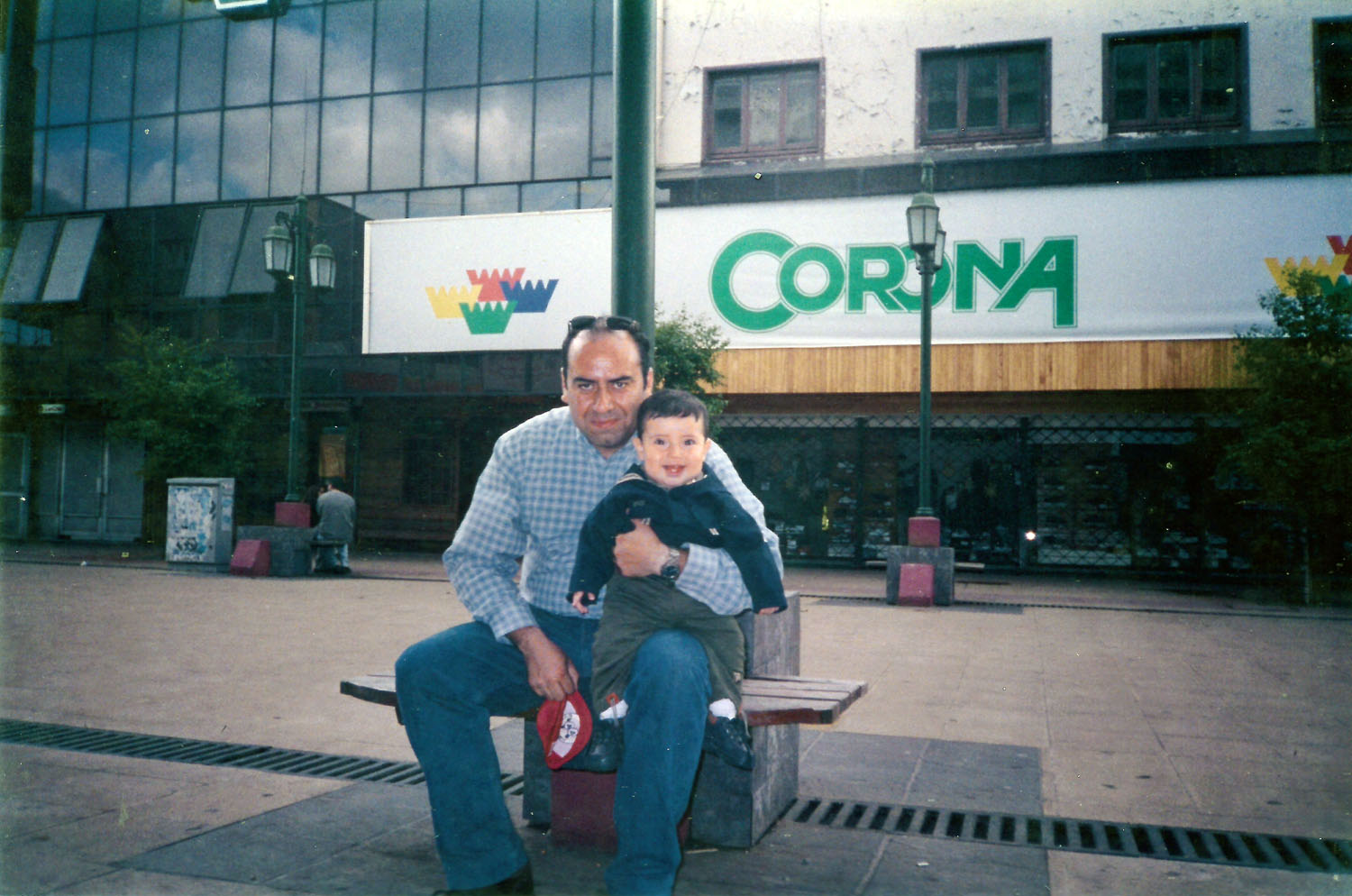 Paseo de padre e hijo por el centro de la ciudad Paseo de padre e hijo por el centro de la ciudad