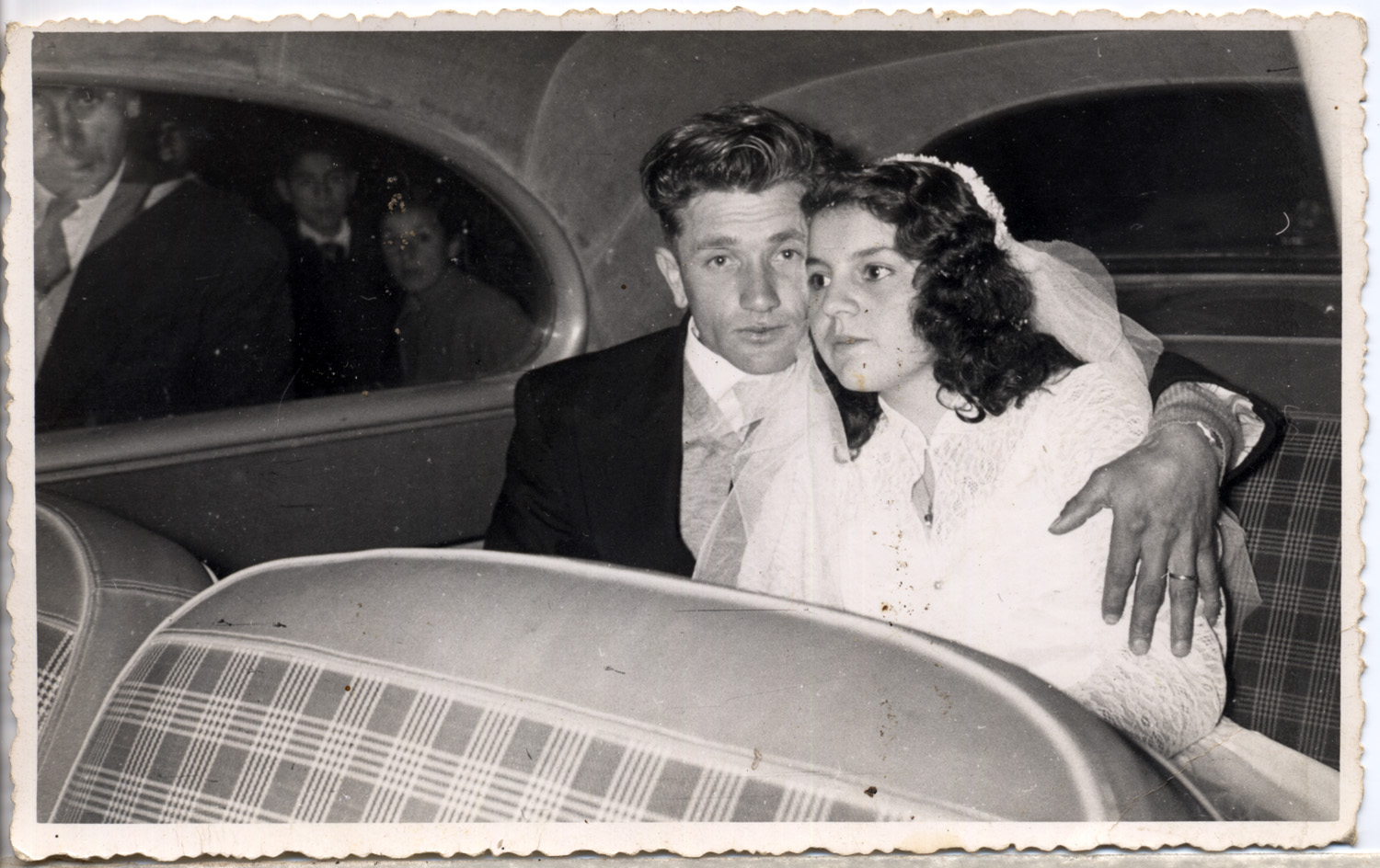 Paseo en auto de los novios Paseo en auto de los novios