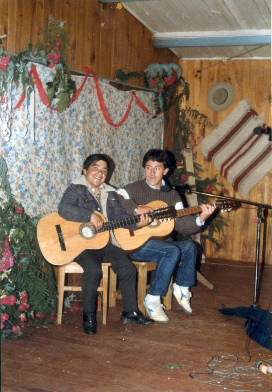 Aprendiendo nuevas posturas en guitarra Aprendiendo nuevas posturas en guitarra