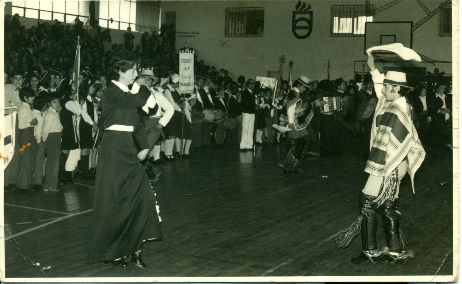 Cueca en el gimnasio municipal Cueca en el gimnasio municipal