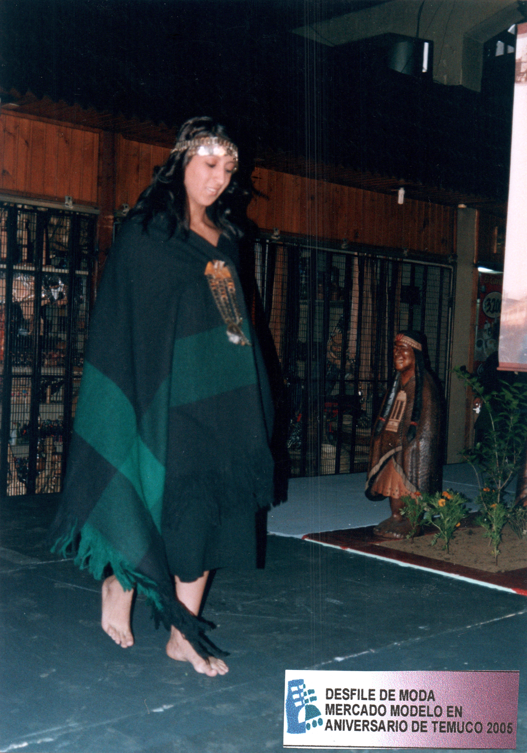 Desfile al interior del mercado modelo Desfile al interior del mercado modelo