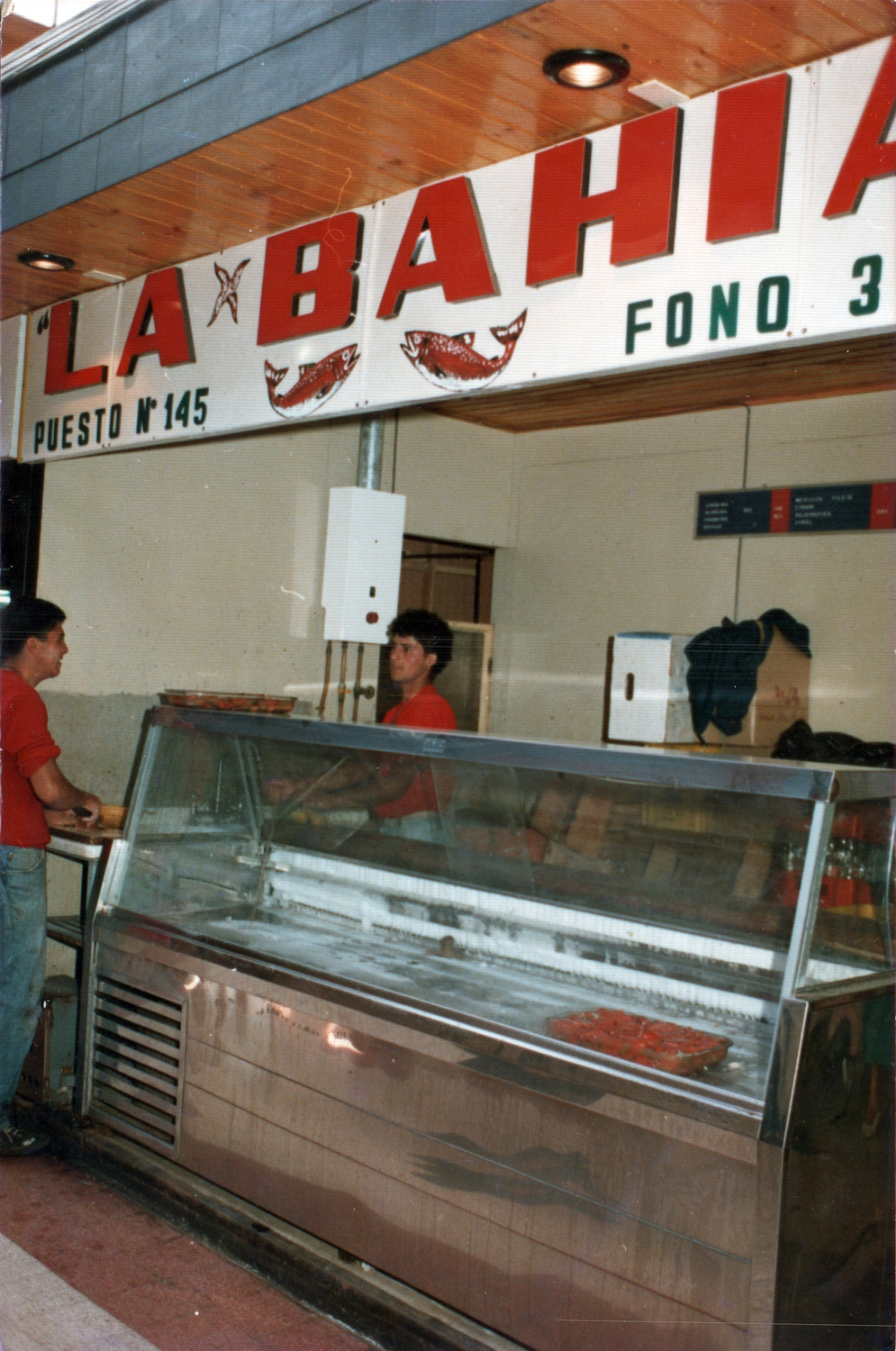 Pescadería La Bahía en el mercado Pescadería La Bahía en el mercado