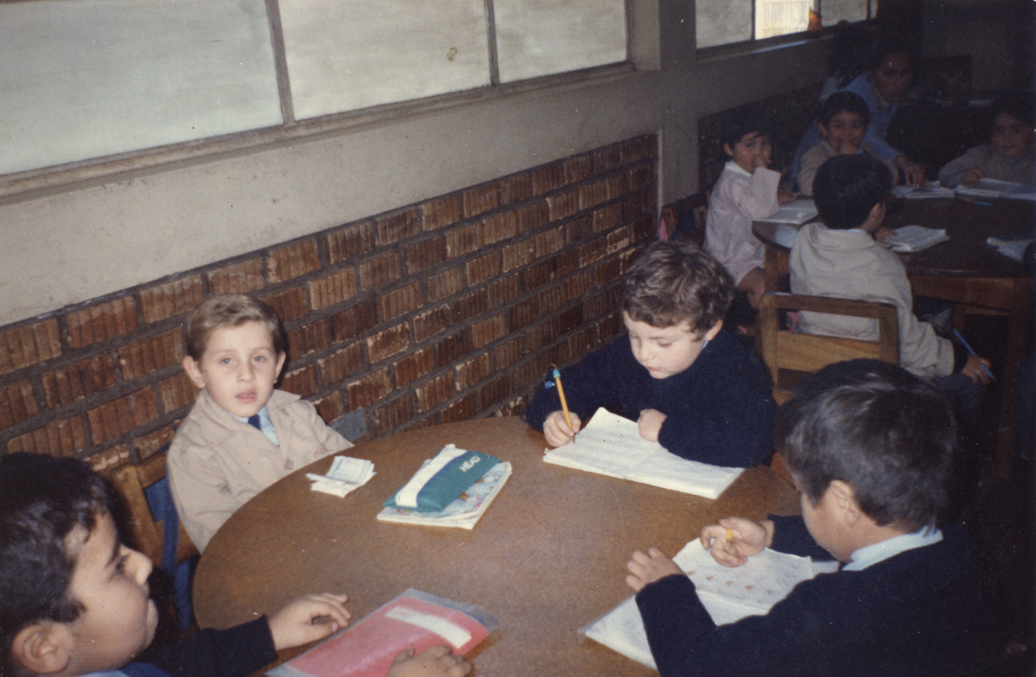 Niños escribiendo Niños escribiendo