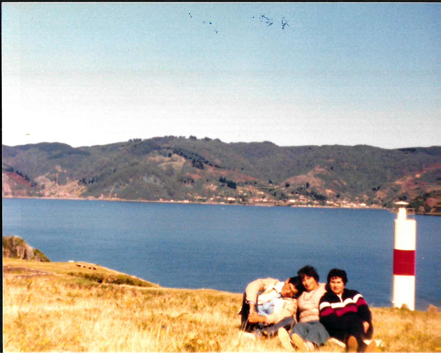 Posando junto al faro Posando junto al faro