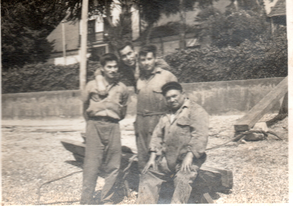 Trabajadores de la fábrica descansando