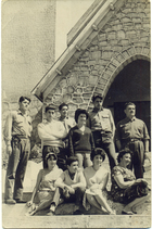Turistas visitando la iglesia de la Isla Quiriquina
