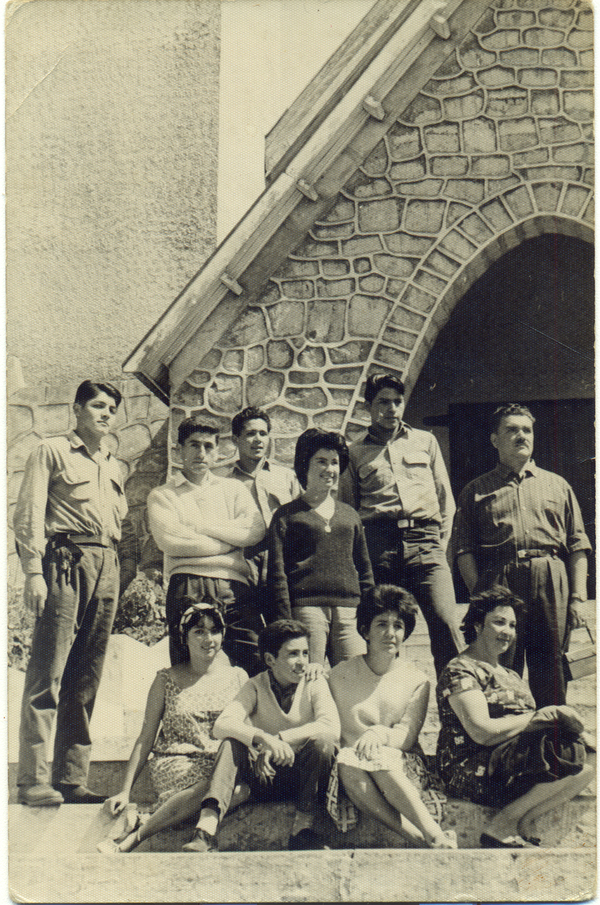 Turistas visitando la iglesia de la Isla Quiriquina