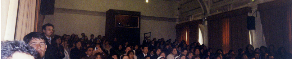 Familias recibiendo maletín literario