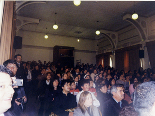 Familias recibiendo maletín literario